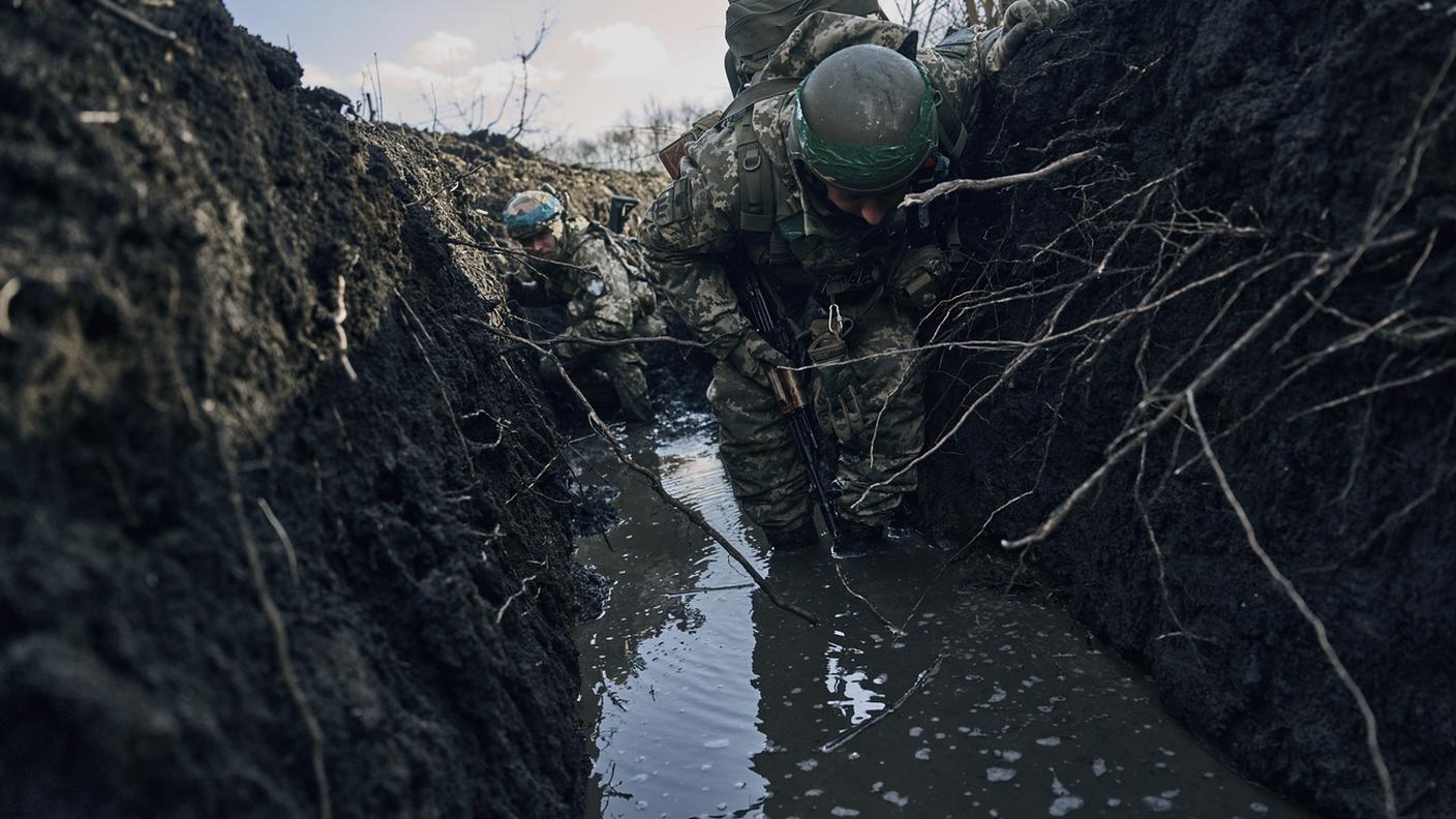Soldati ucraini in una trincea