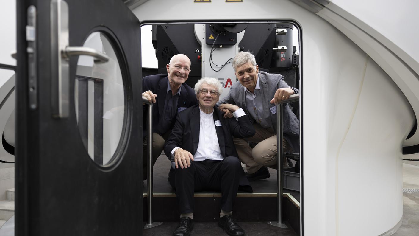 L'architetto, al centro, alla presentazione. A sinistra c'è l'ex astronauta Claude Nicollier