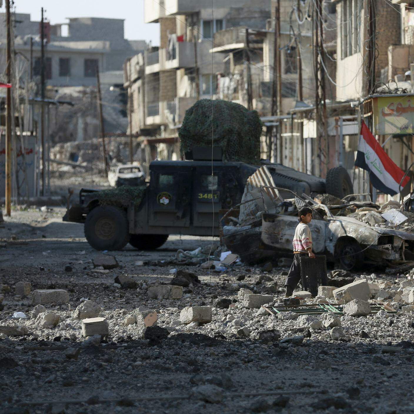 La distruzione nelle strade della città irachena