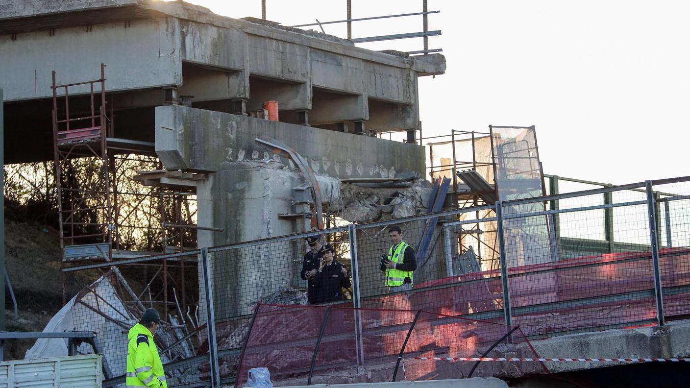 La sezione del ponte caduta sull'auto dei due coniugi che viaggiavano sull'A14