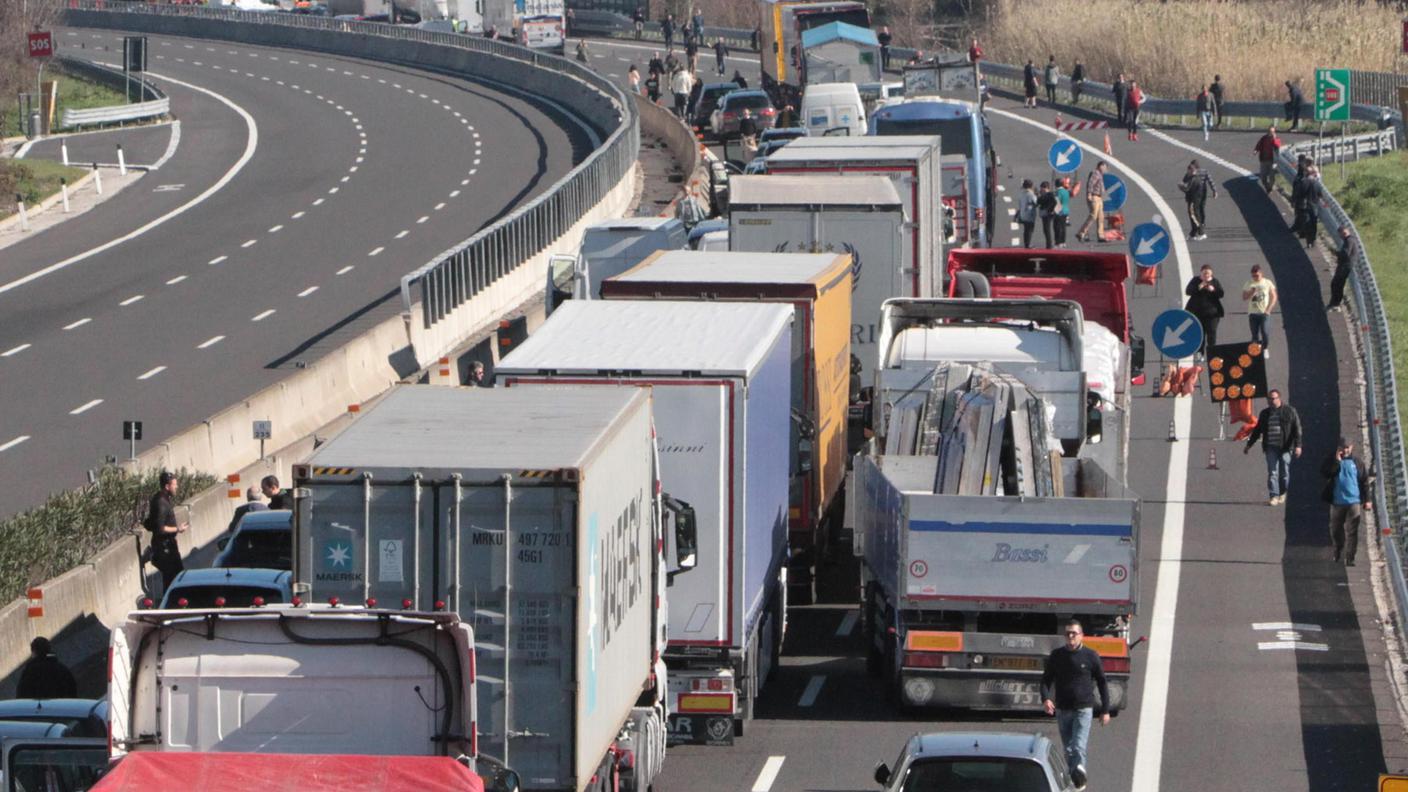 Dopo l'incidente l'autostrada è stata chiusa, causando colonne chilometriche