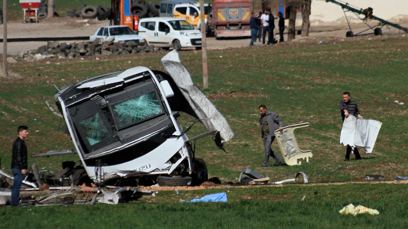 Effetti di un attentato contro un mezzo militare turco a Diyarbakir 