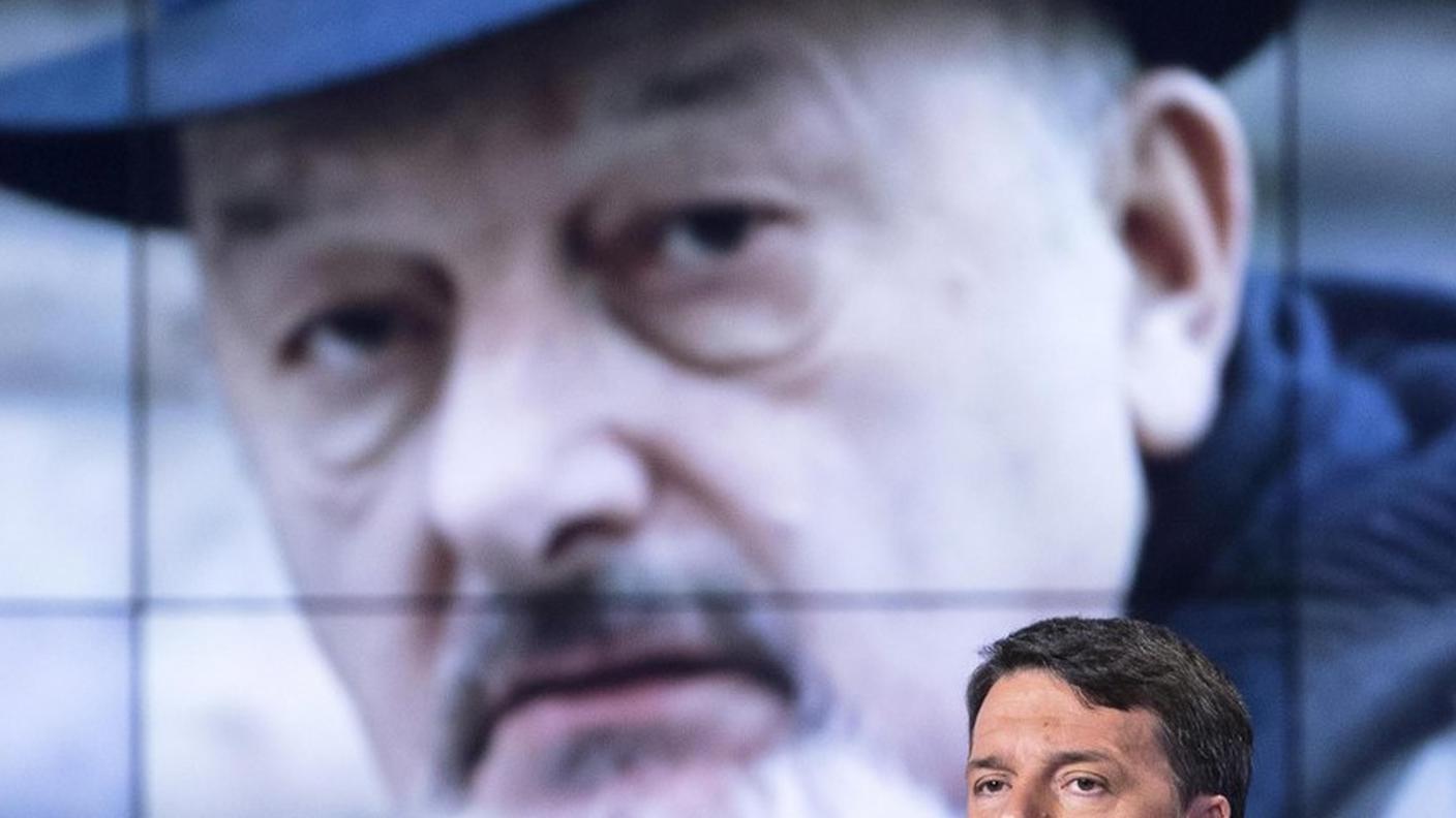 Matteo Renzi e il padre sullo sfondo