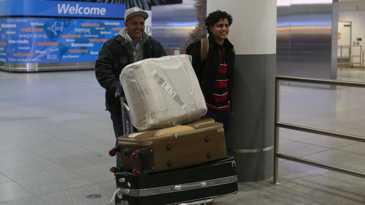 Arrivo di una coppia dallo Yemen all’aeroporto Kennedy di New York