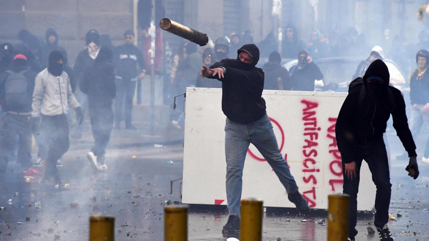 Battaglia in una strada di Fuorigrotta 