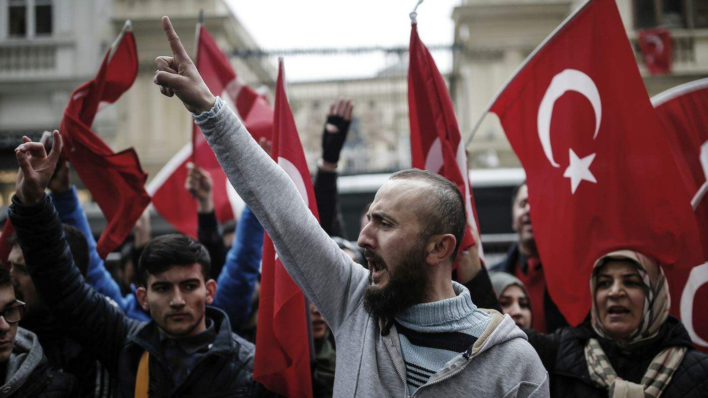 Dimostranti turchi davanti al consolato olandese di Istanbul 