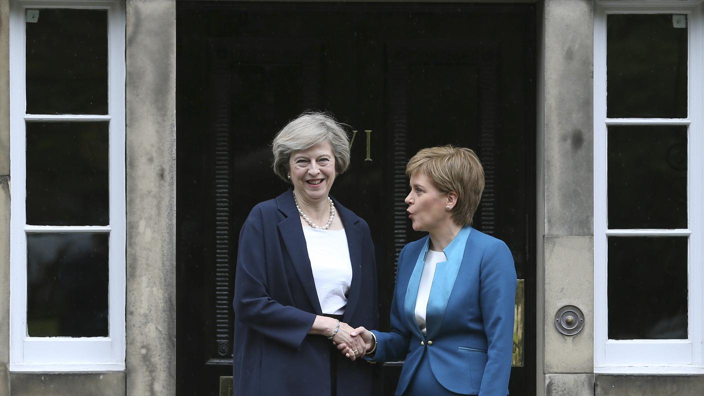 Theresa May (a sinistra) dovrà affrontare lo scoglio costituito dalla Scozia di Nicola Sturgeon