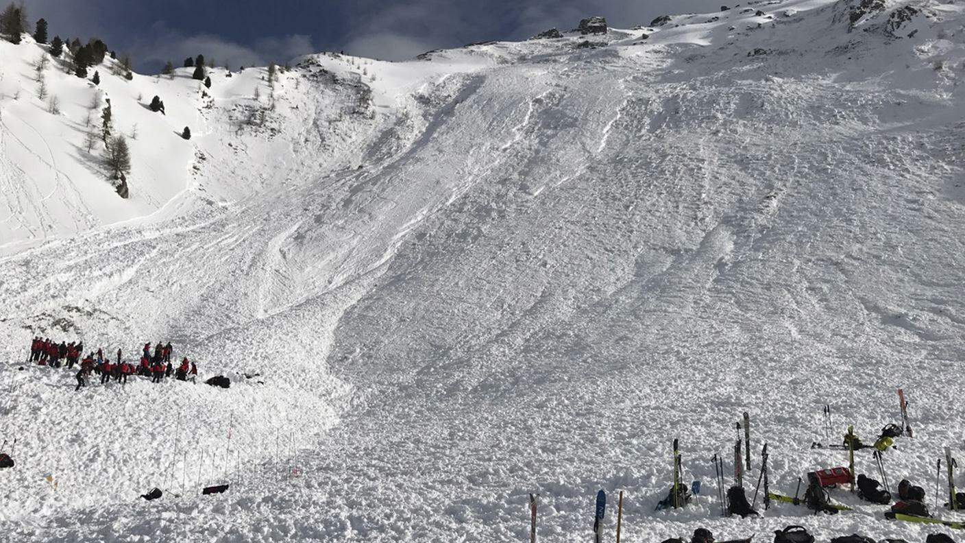 L'enorme massa di neve staccatasi dalla montagna