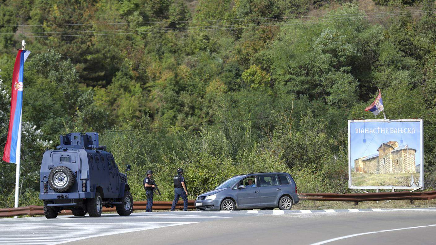 Poliziotti kosovari perlustrano vicino a dove uomini armati hanno ucciso un agente KEY.jpg