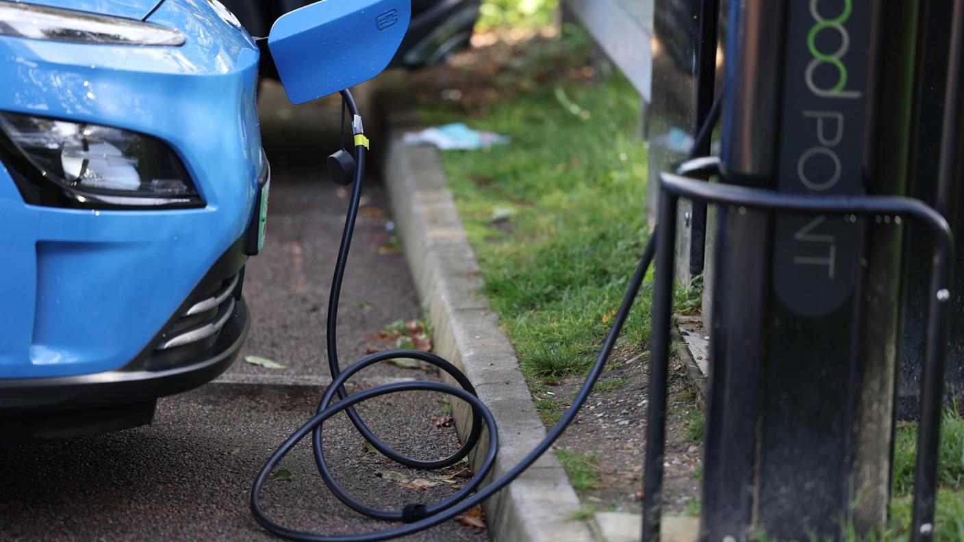 Auto elettrica caricatore colonnina