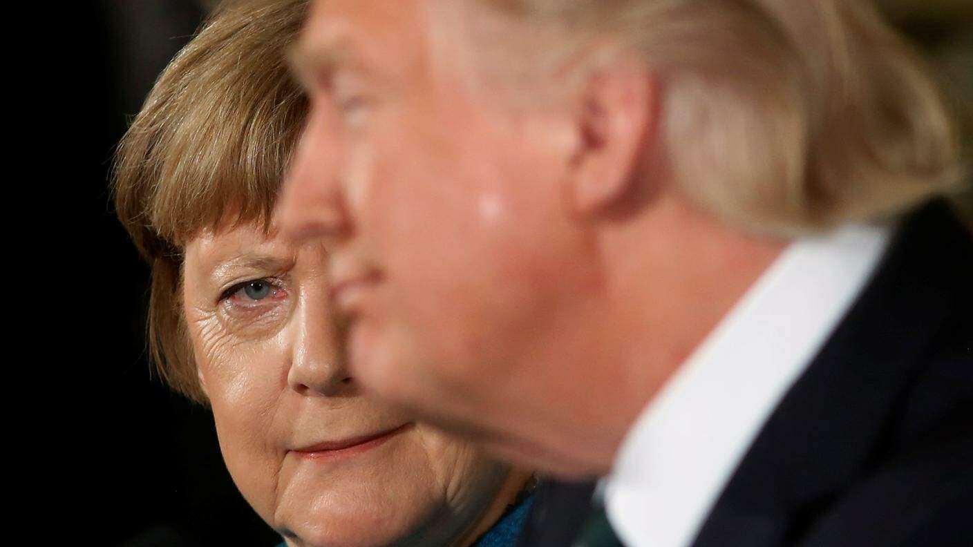 Lo sguardo tra il gelido e il perplesso di Angela Merkel nei riguardi di Donald Trump