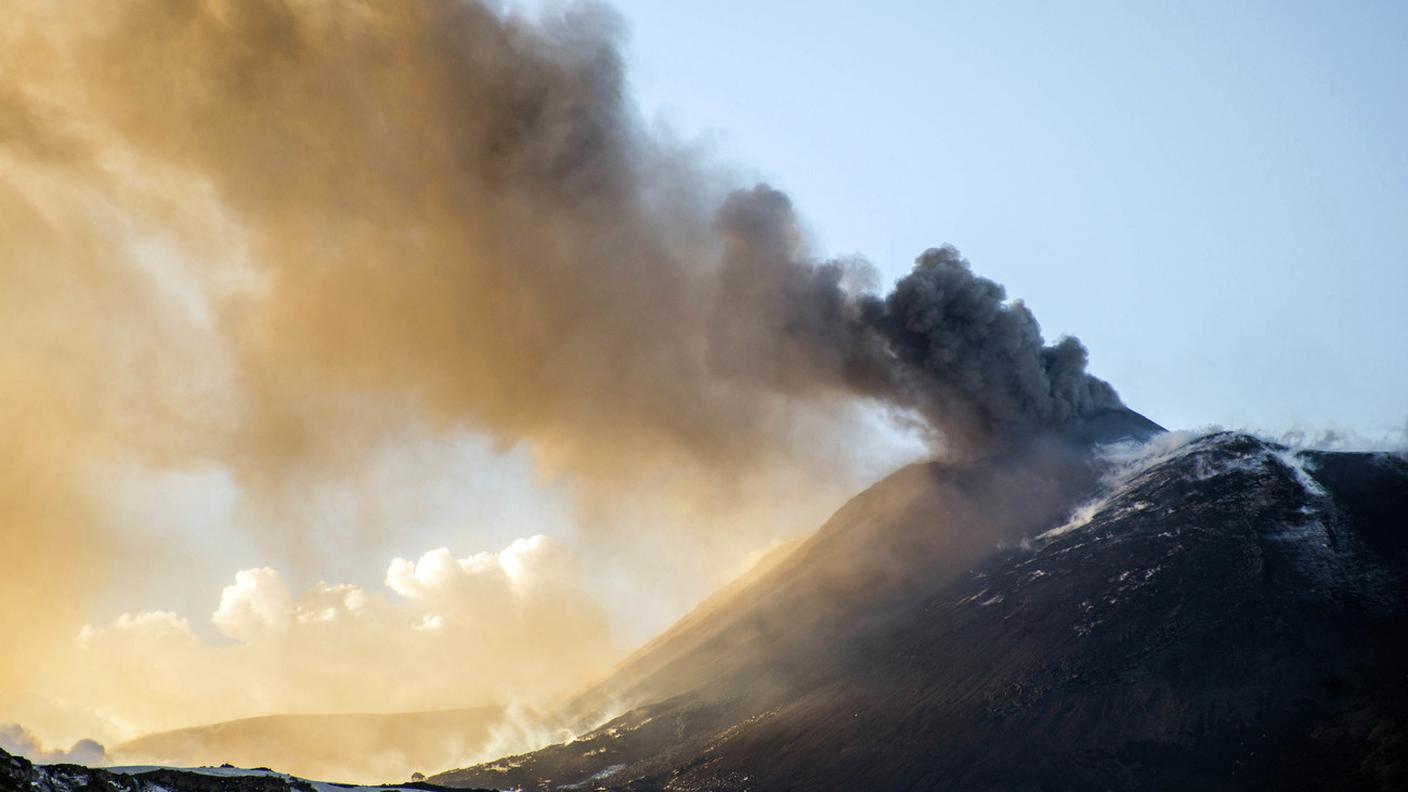 L'alta colonna di cenere in uscita dal vulcano