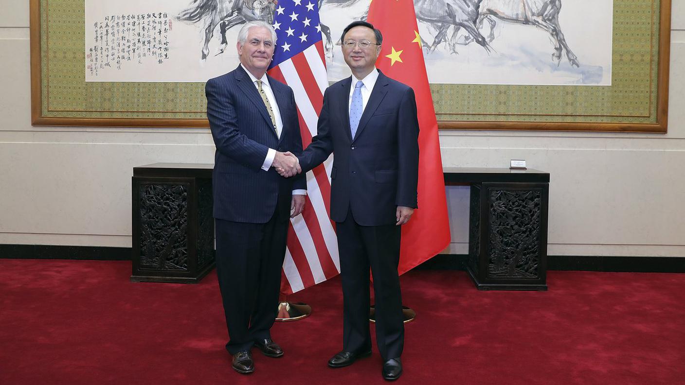 Stretta di mano tra Rex Tillerson e Wang Yi