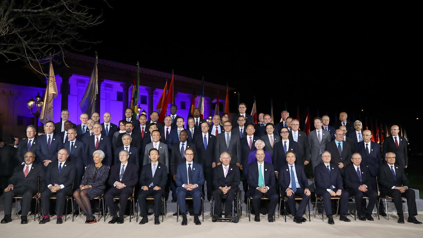 La foto ufficiale del G20 di Baden-Baden con sorrisi tirati e qualche muso lungo