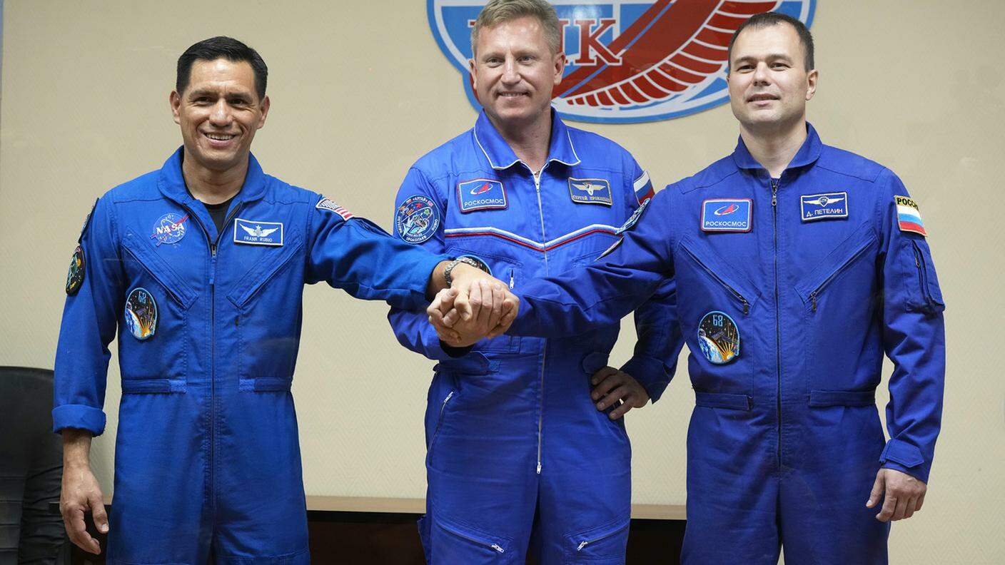 L'equipaggio formato da un americano e due russi torna verso la Terra