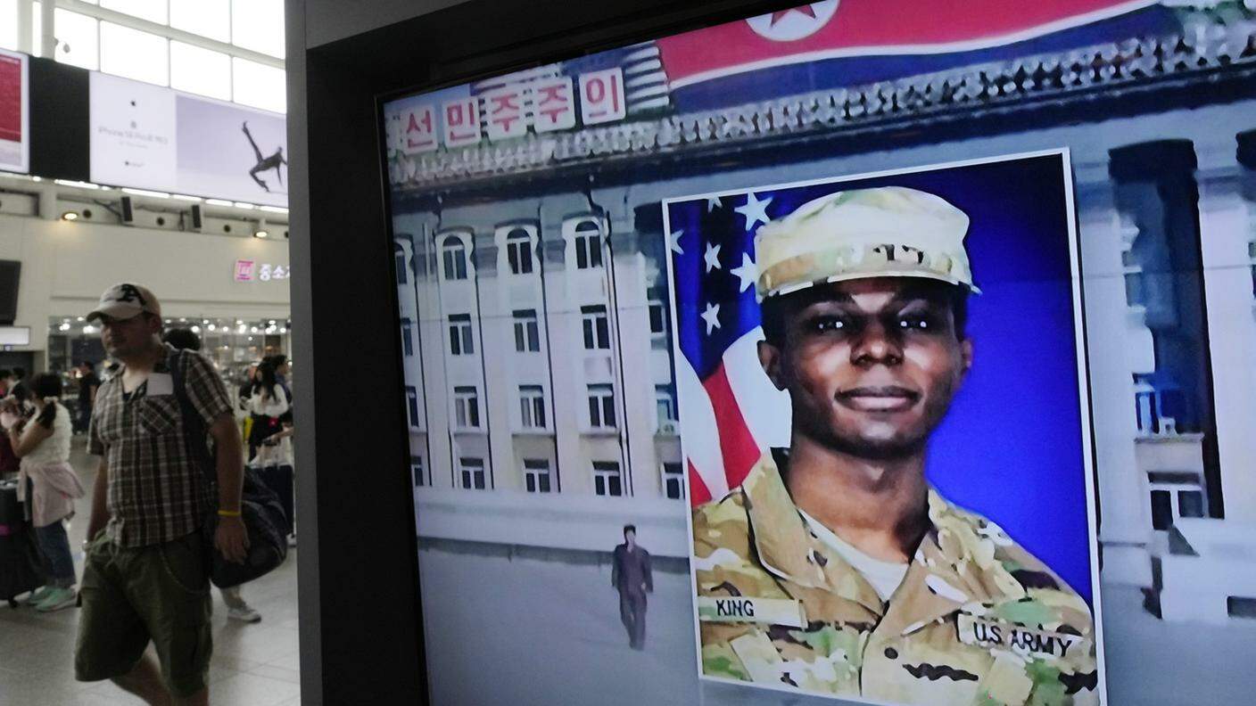 Uno schermo televisivo mostra il soldato americano Travis King