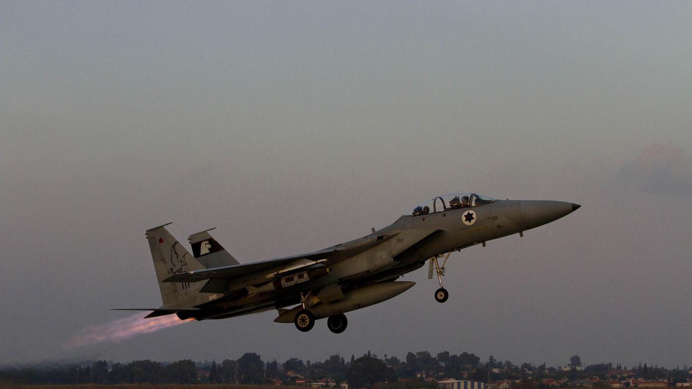 I jet di Israele sconfinano per contrastare il traffico d'armi verso il Libano