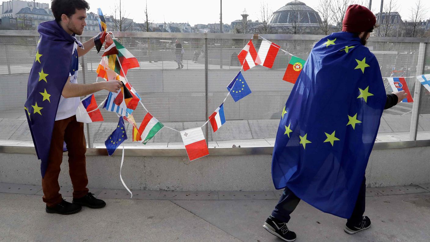 Due esponenti di Pulse of Europe rimuovono bandierine dopo una manifestazione