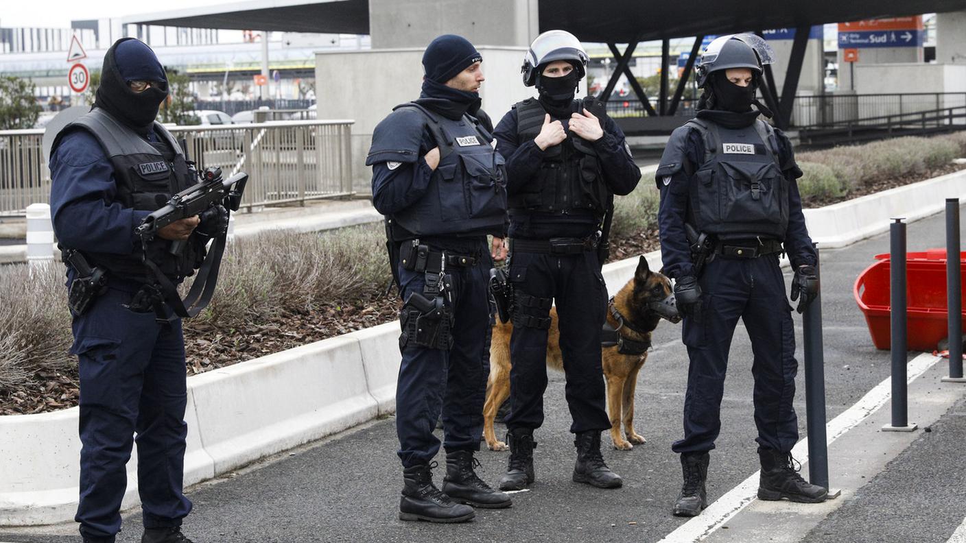 Agenti delle forze speciali all'aeroporto parigino di Orly