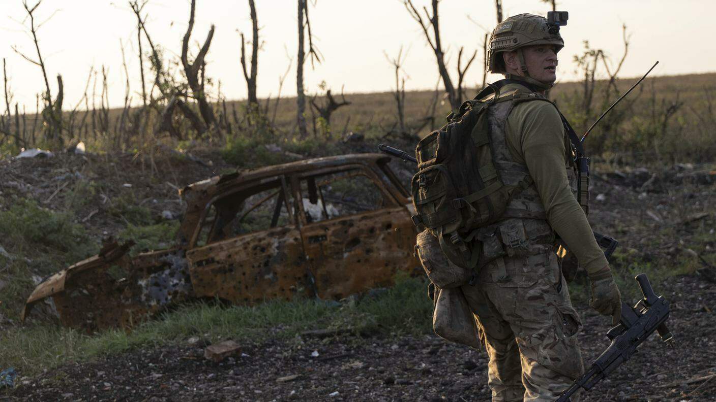 Un militare ucraino in ricognizione nel Donbass