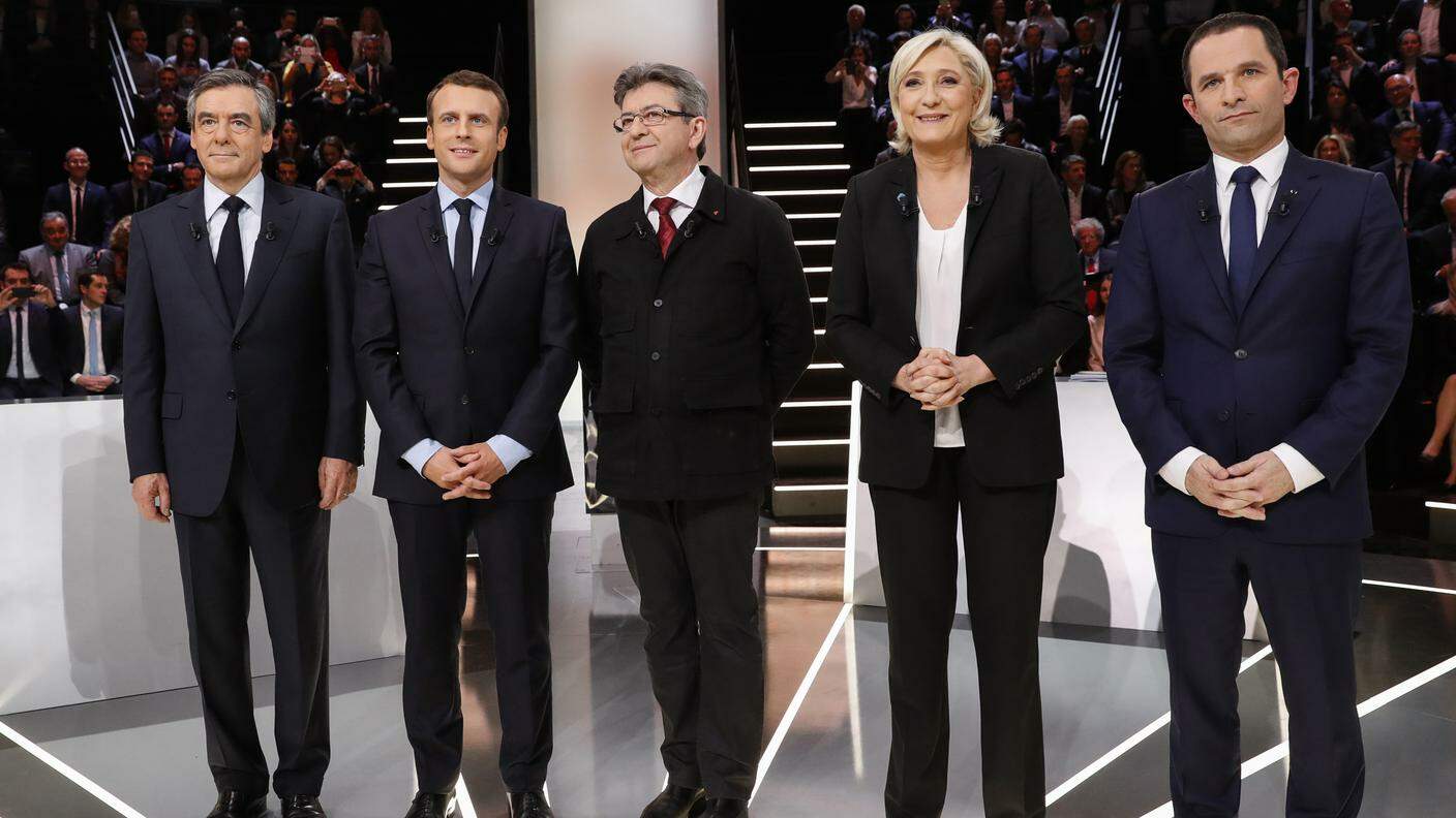 Sul set: da sin. Fillon, Macron, Melanchon, Le Pen e Hamon