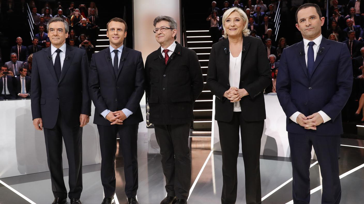 Sul set: da sin. Fillon, Macron, Melanchon, Le Pen e Hamon