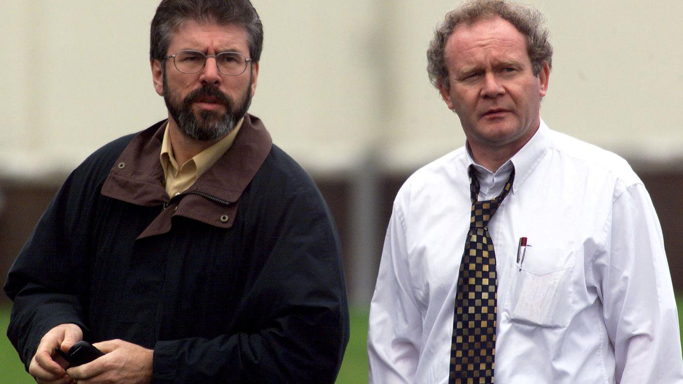 McGuinness con Gerry Adams (a sinistra) nel 1999
