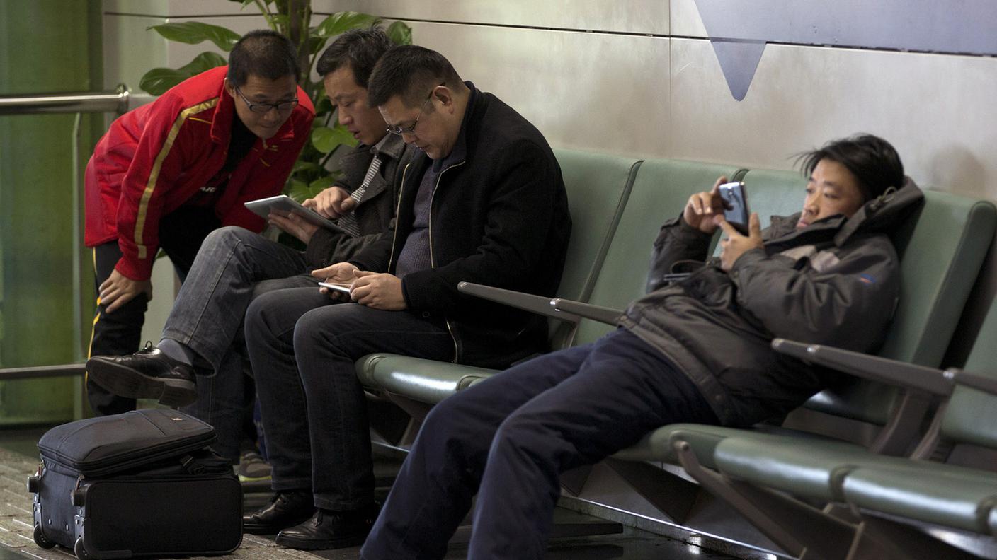 Passeggeri in attesa del volo, tablet alla mano. Non potranno più farlo