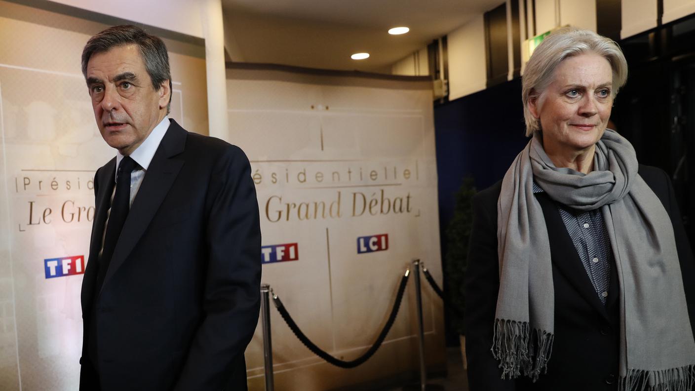 François Fillon, candidato della destra alle presidenziali francesi, con la moglie Penelope