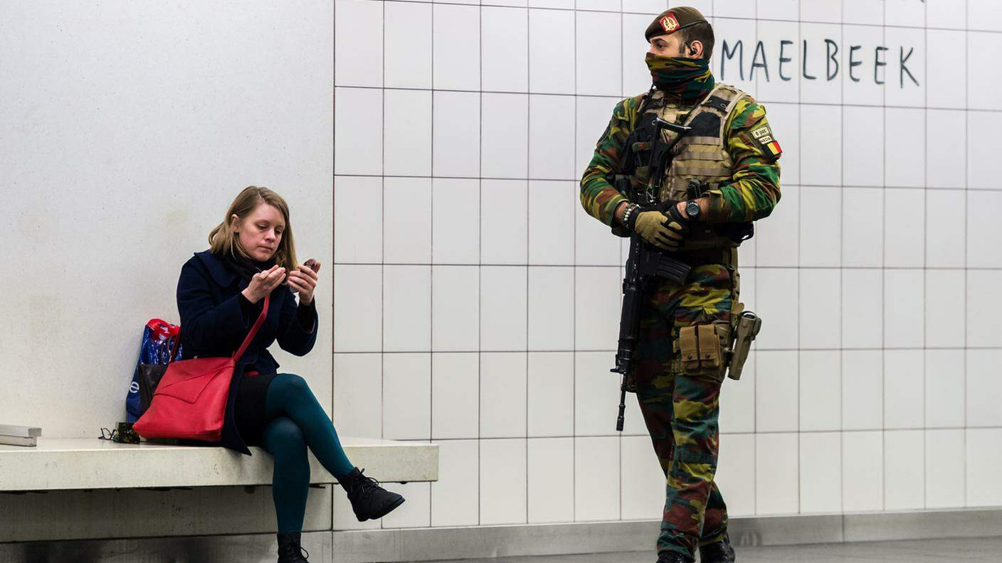 Un soldato sul marciapiede della stazione metro di Maelbeek