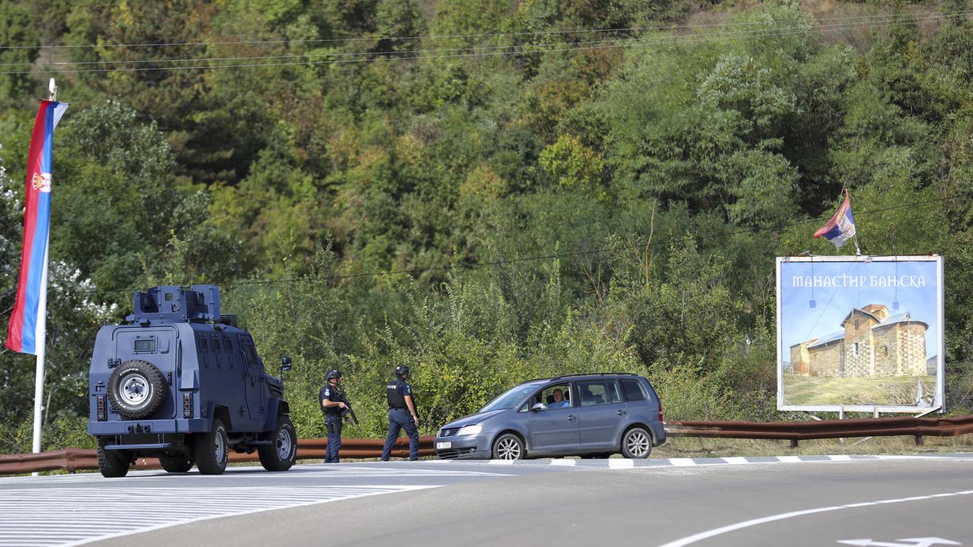 Poliziotti kosovari perlustrano la strada