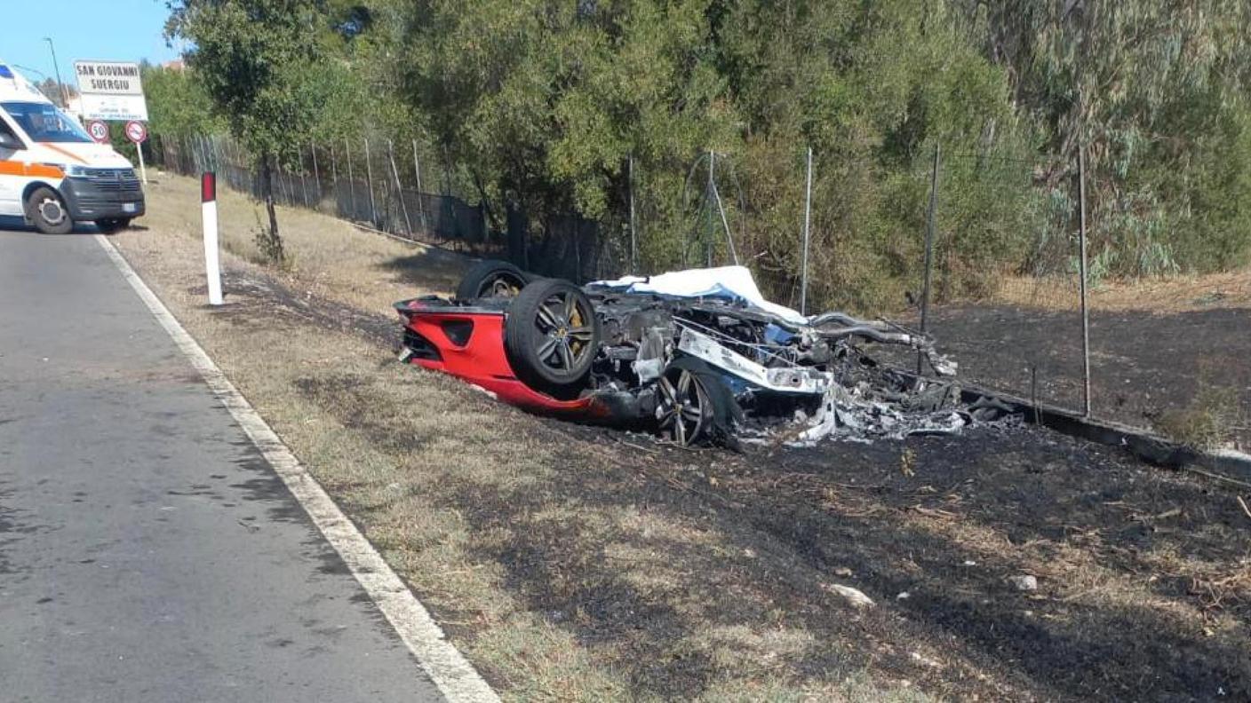 Il rottame della Ferrari dopo l'impatto contro un camper