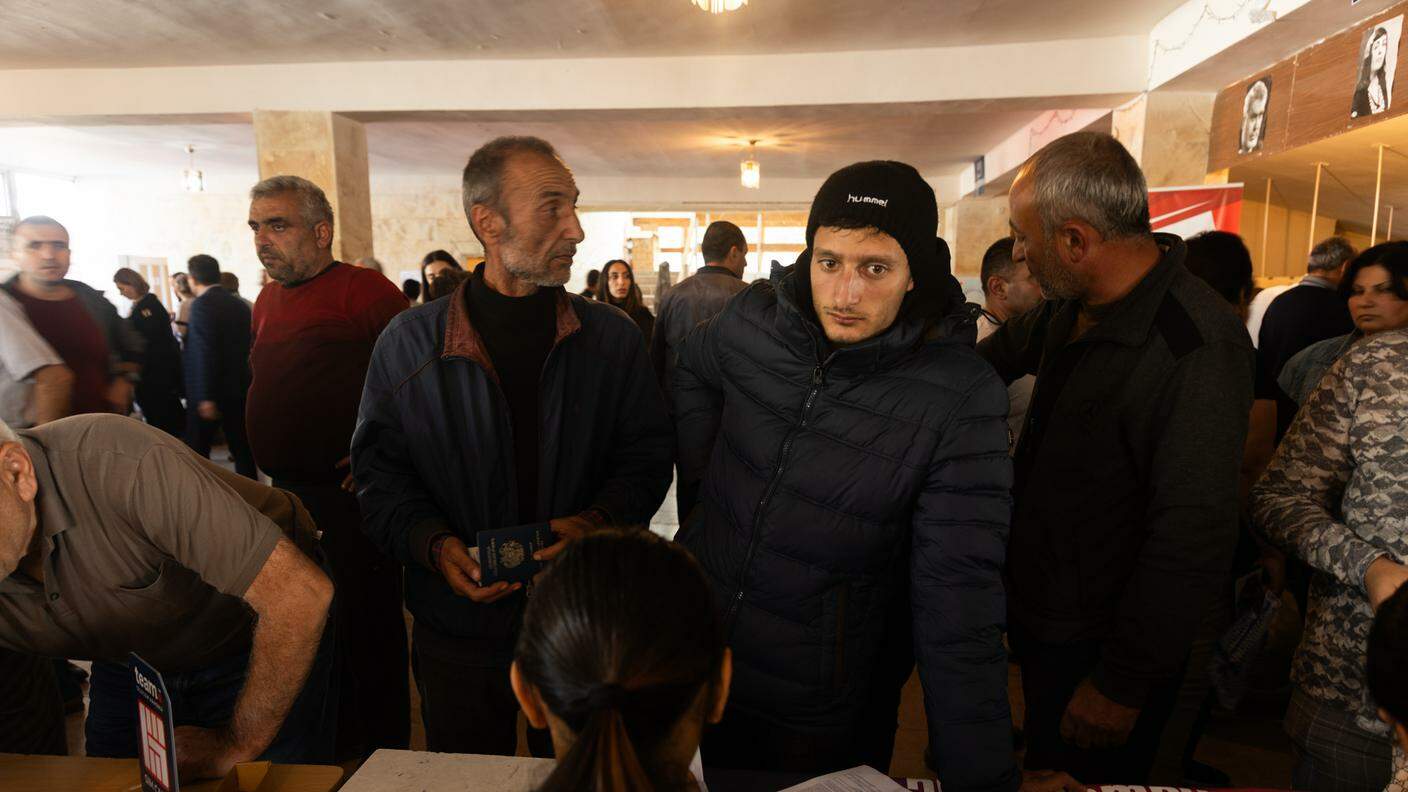 Nagorno Karabakh: i fuggiaschi si sono registrati presso un centro d'accoglienza predisposto dal governo armeno