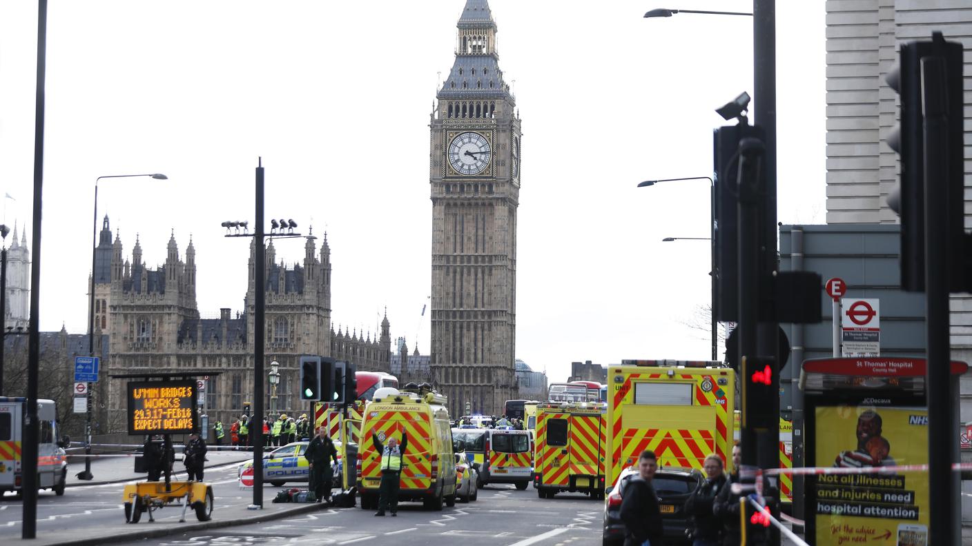 Archivio: il ponte di Westminster affollato da soccorritori e poliziotti