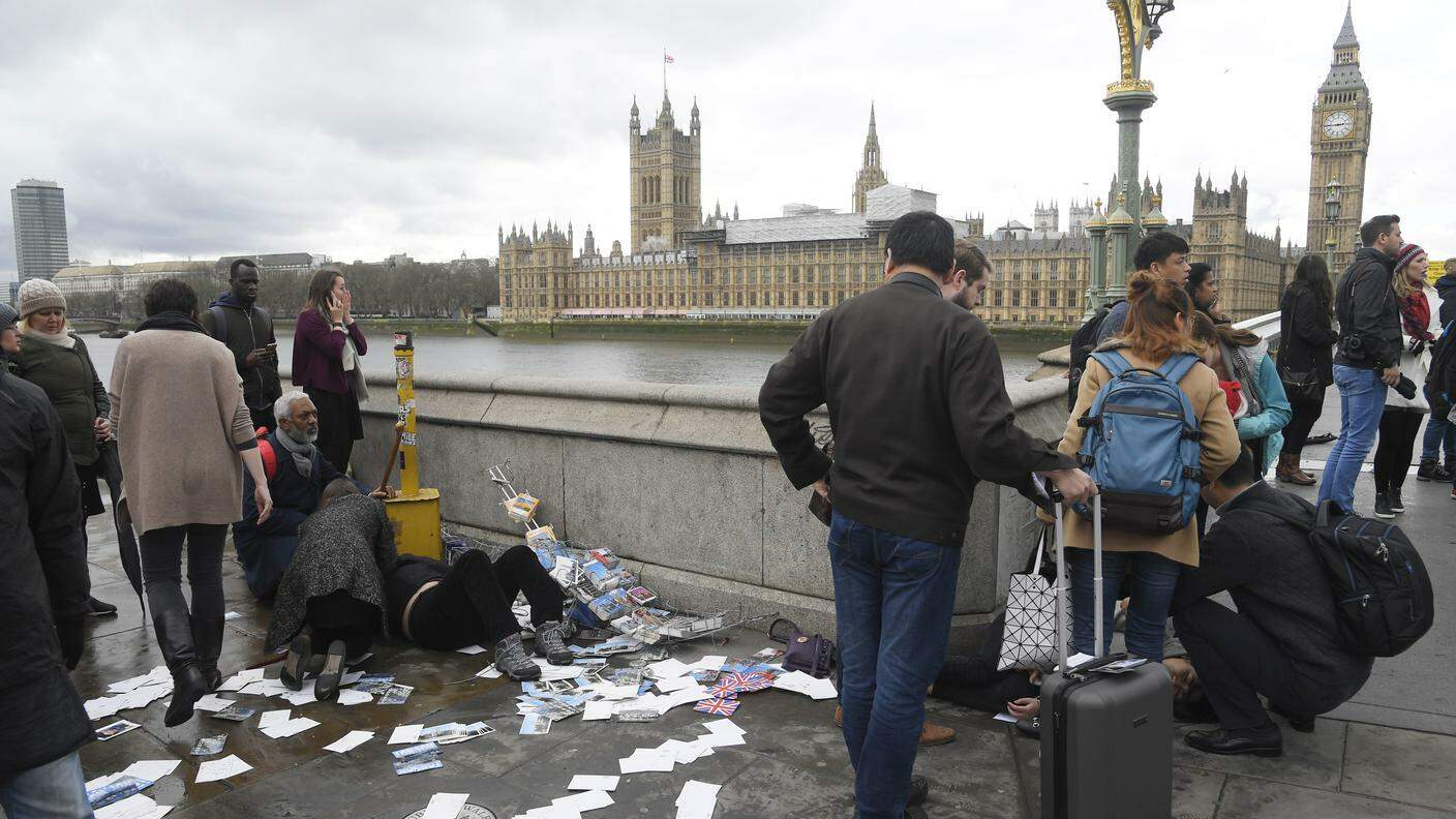 Feriti e turisti sul ponte di fronte al Parlamento