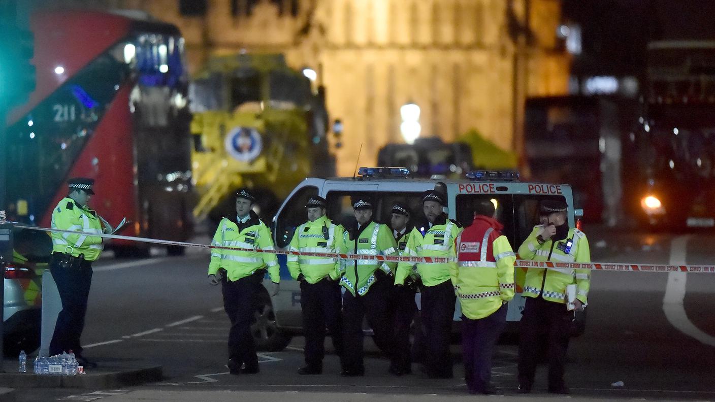 Agenti ancora al lavoro a Westminster dopo il calare delle tenebre