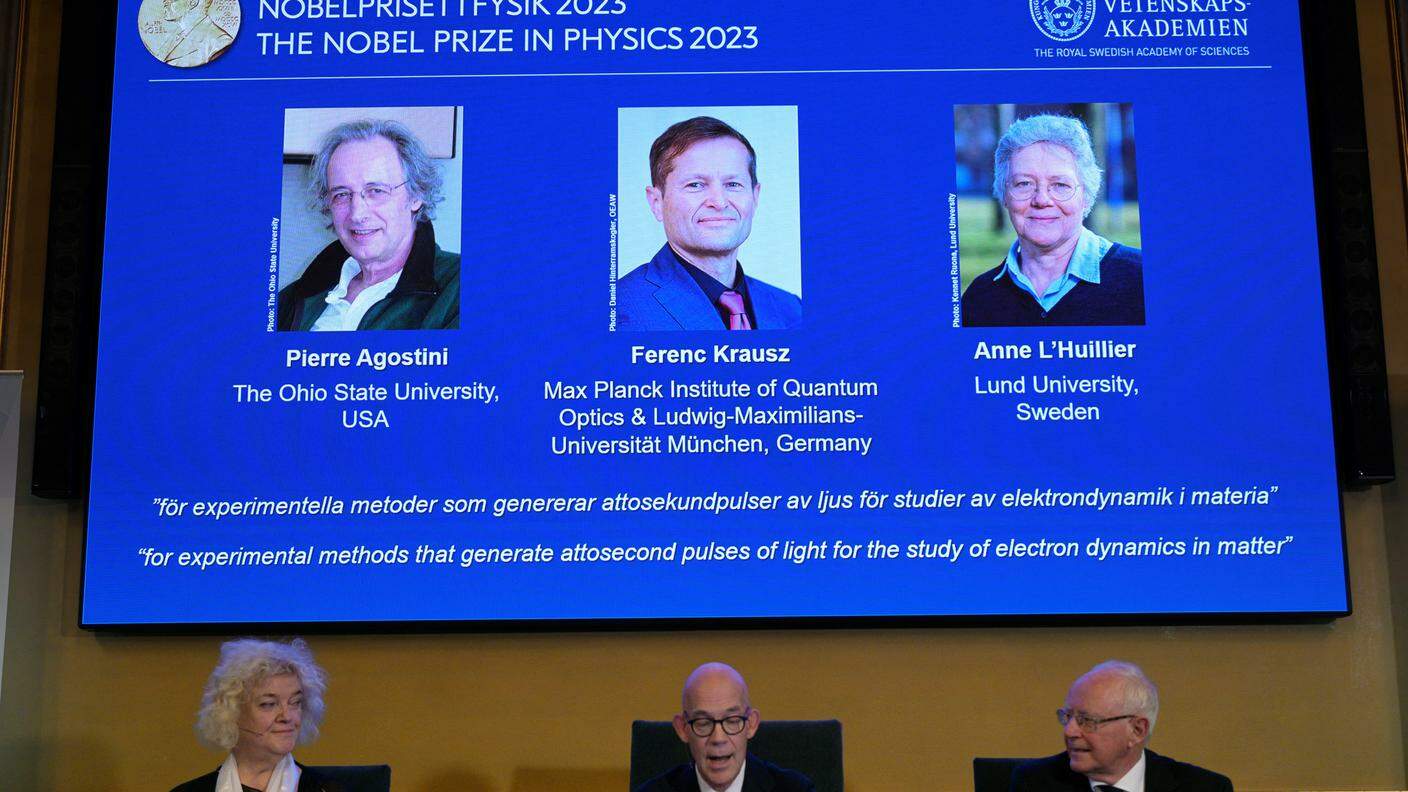 Hans Ellegren, Eva Olsson e Mats Larsson dell'Accademia reale svedese delle scienze annunciano i nomi dei neo Nobel