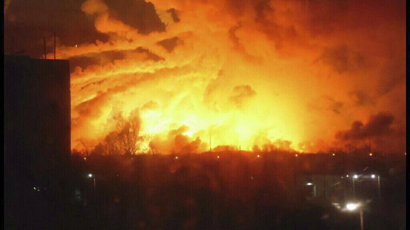 Impressionante immagine delle fiamme dal deposito 