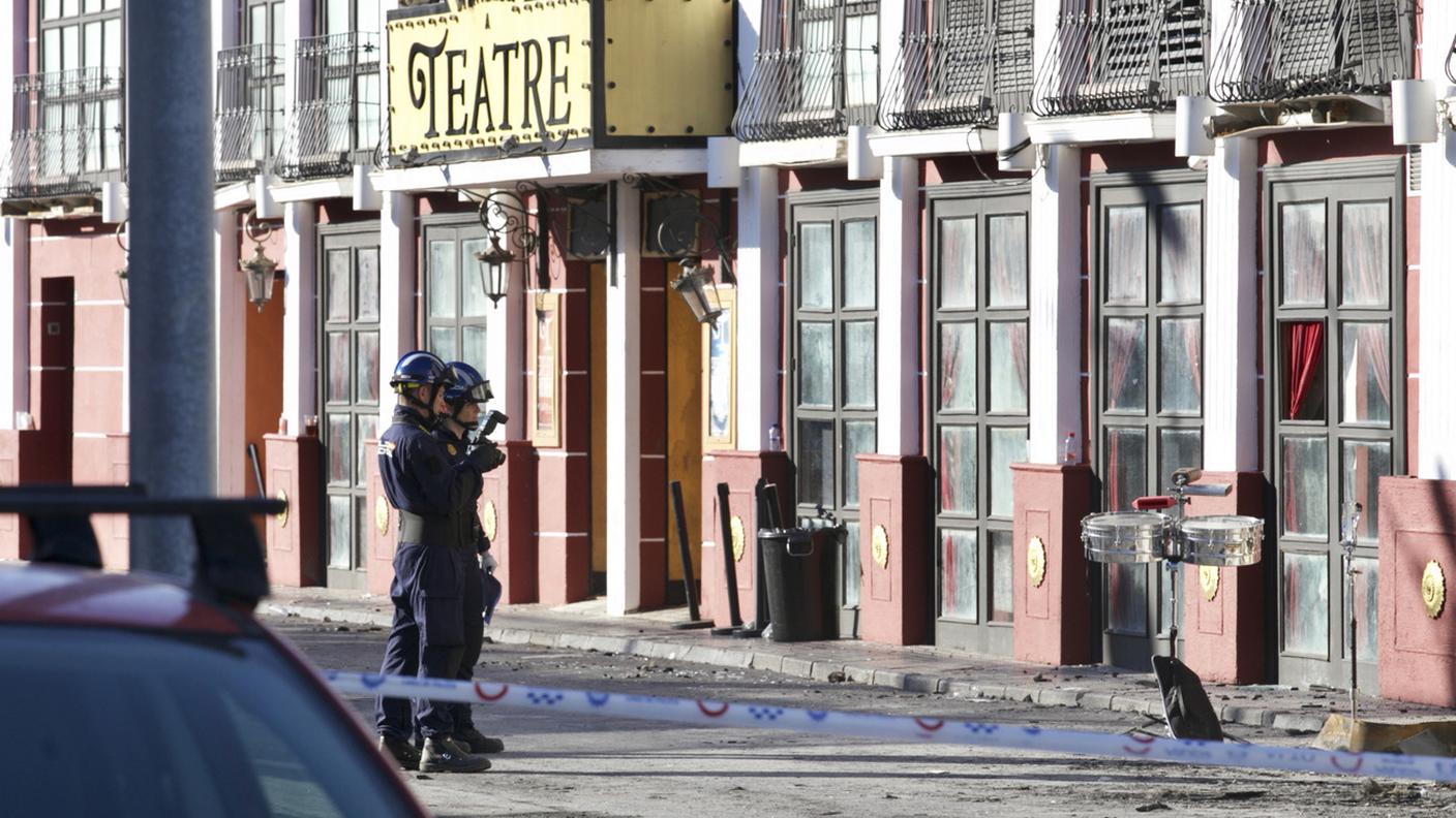 Agenti della polizia davanti alla discoteca bruciata domenica notte
