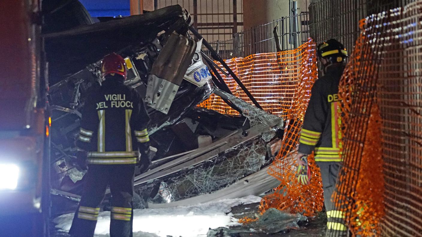 Il rottame del bus precipitato da un cavalcavia di Mestre