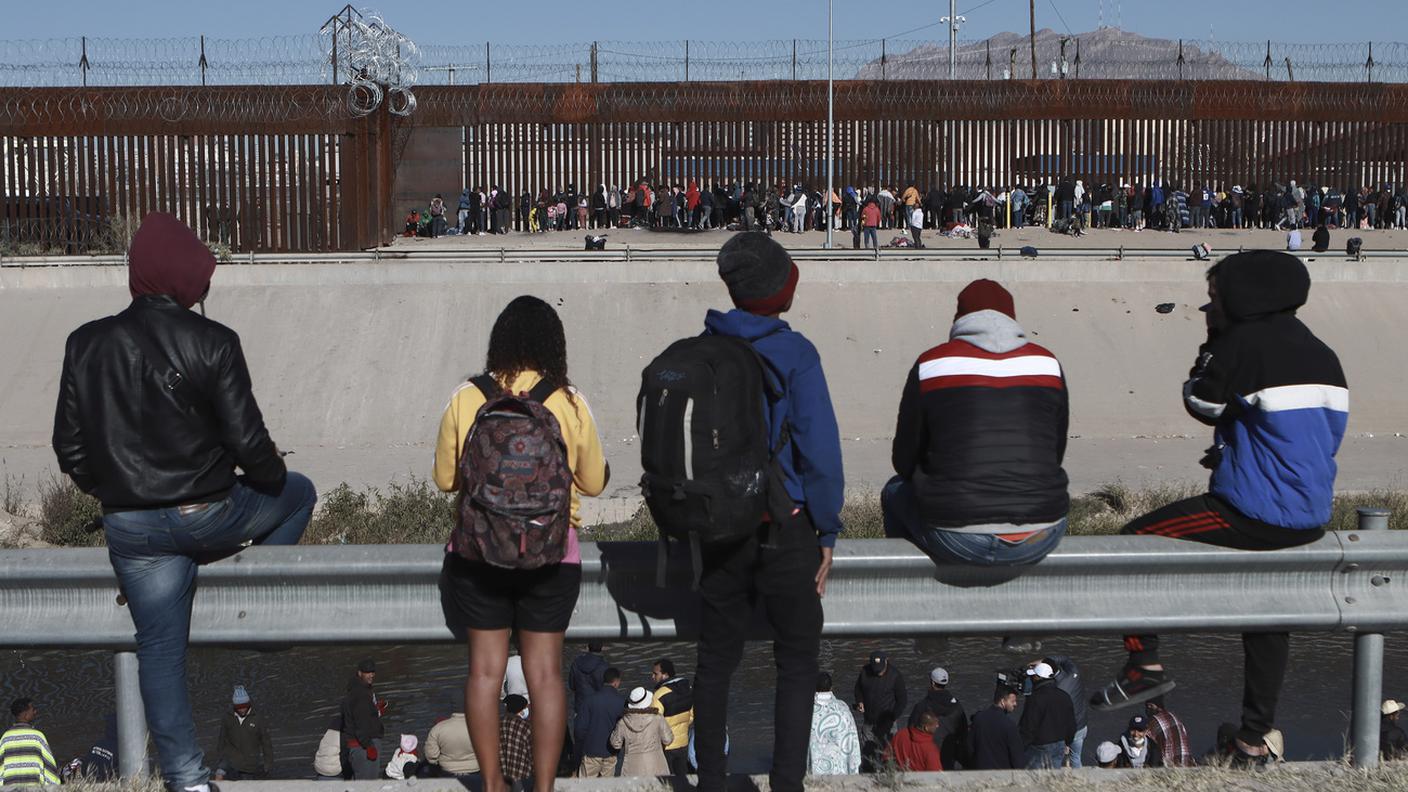 La retromarcia di Joe Biden sul muro in Texas