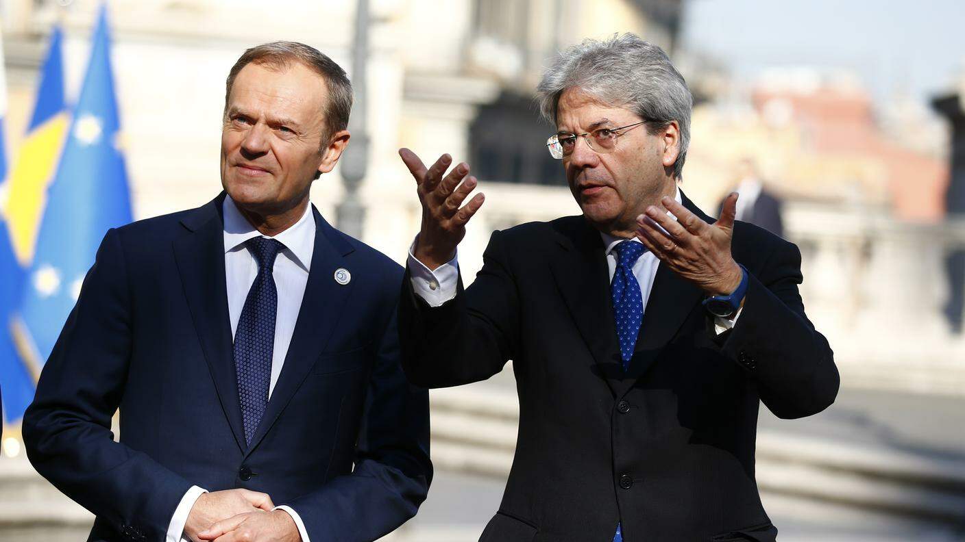 Il premier italiano Paolo Gentiloni (d) con Donald Tusk, presidente del Consiglio europeo