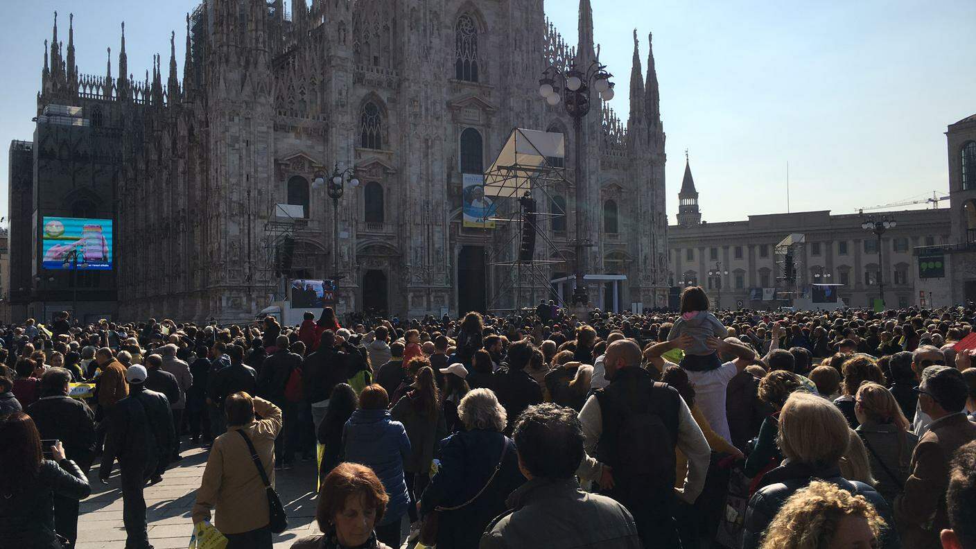 Folla in Piazza Duomo