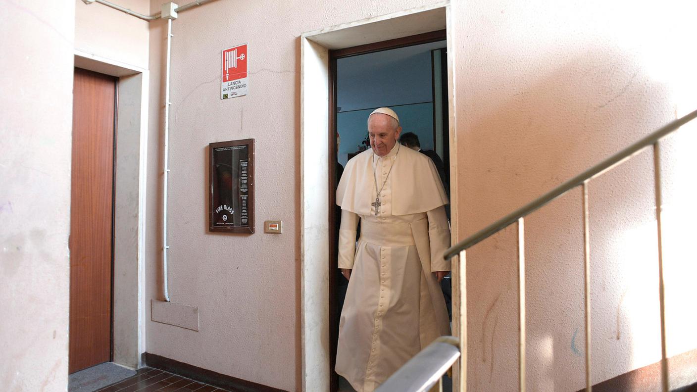 Il Papa in visita alle case popolari di Via Salomone