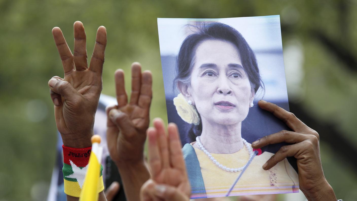 foto Aung San Suu Kyi protesta