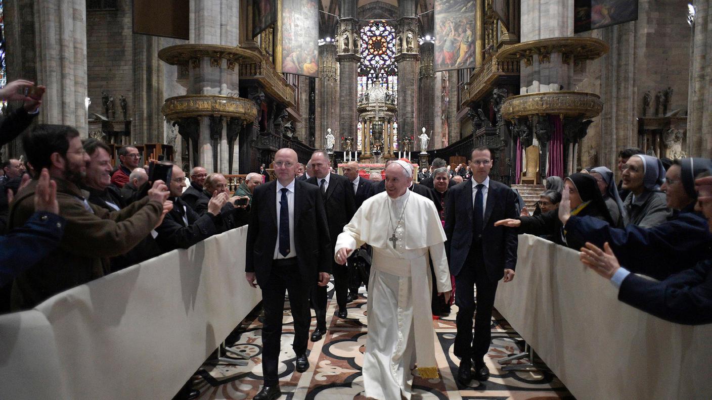 Nel Duomo Francesco incontra il clero milanese e recita l'Angelus in piazza