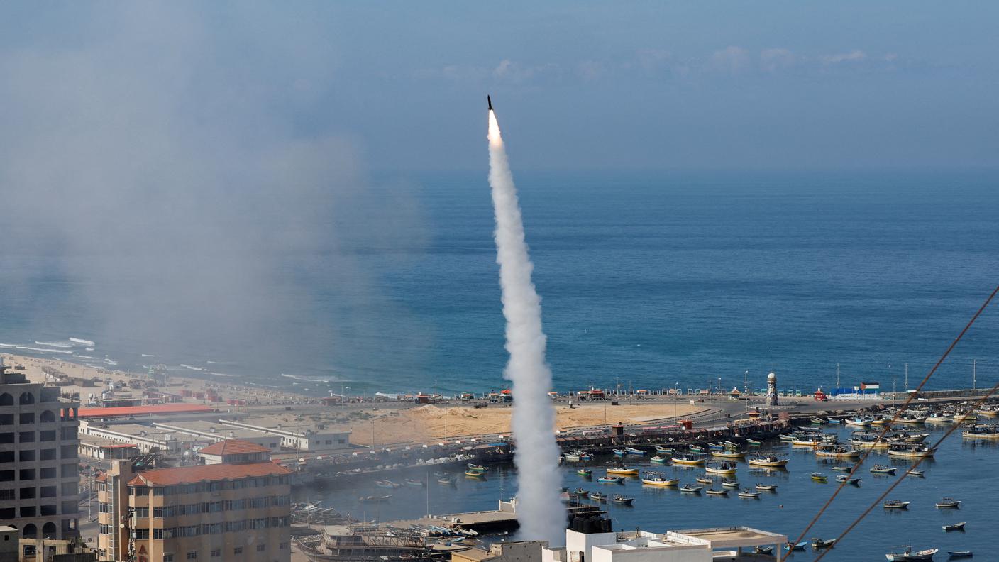 Un missile in partenza da Gaza verso Israele