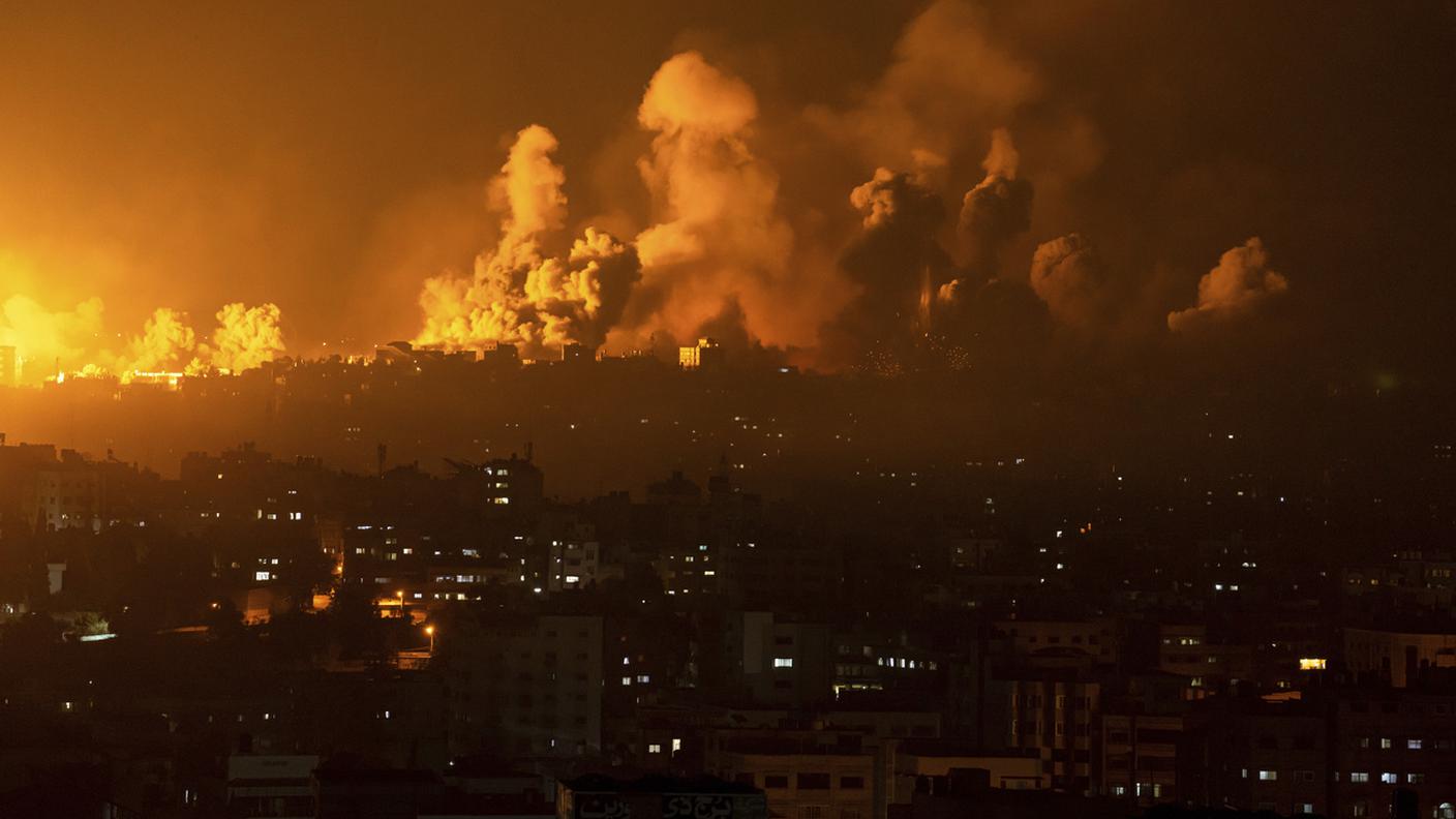 Sono andati avanti i bombardamenti israeliani sui territori della striscia di Gaza lunedì notte KEY.jpg