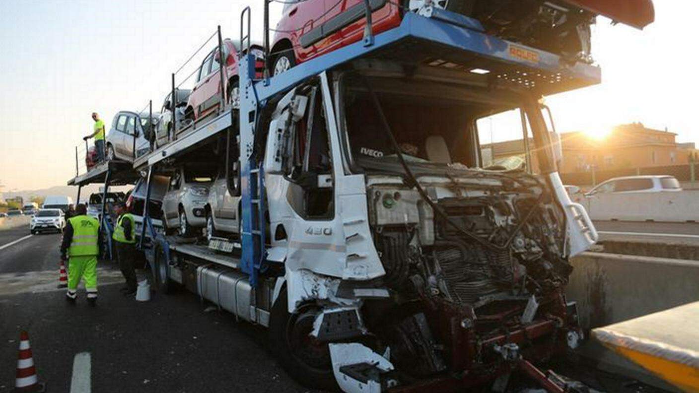 L'autocarro distrutto nell'urto che ha danneggiato anche i veicoli che trasportava