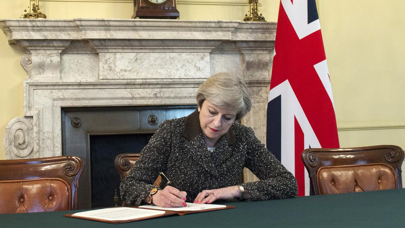 La lettera sancisce il divorzio di Londra dall'UE dopo il referendum del 23 giugno scorso
